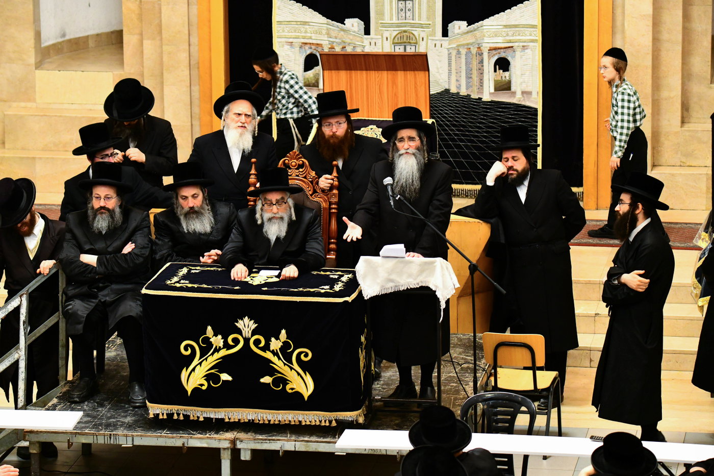האדמו"ר מויז'ניץ מונסי בשיחת הכנה לפני העליה לציון
