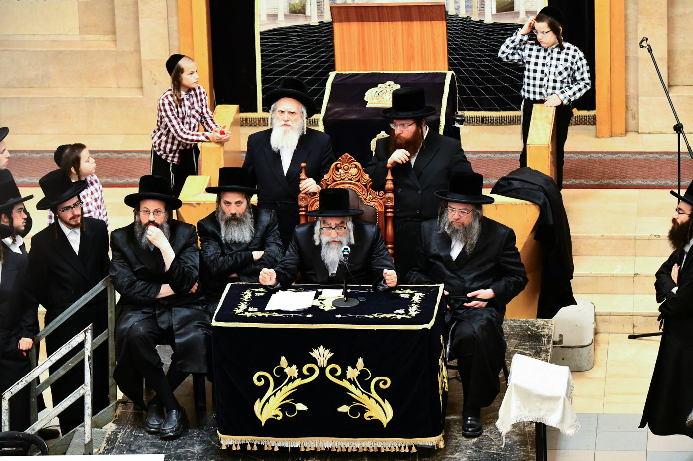 האדמו"ר מויז'ניץ מונסי בשיחת הכנה לפני העליה לציון