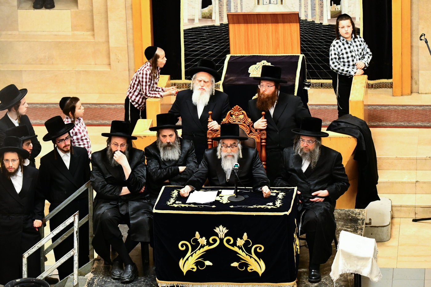 האדמו"ר מויז'ניץ מונסי בשיחת הכנה לפני העליה לציון