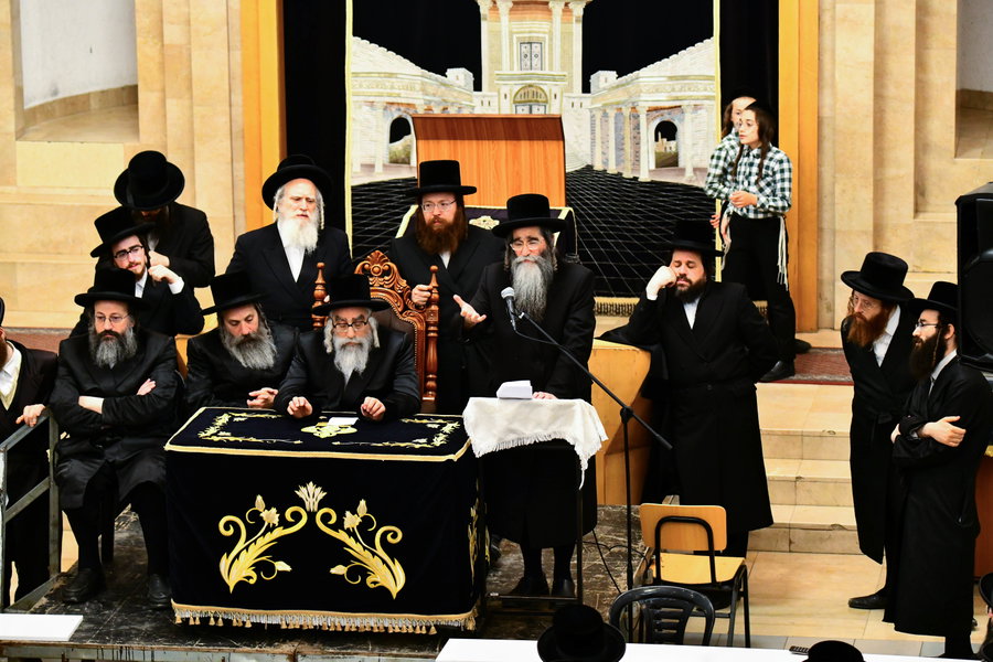 מארה"ב לבני ברק; האדמו"ר מויז'ניץ מונסי בביקור הוד בבני ברק  • תיעוד ענק