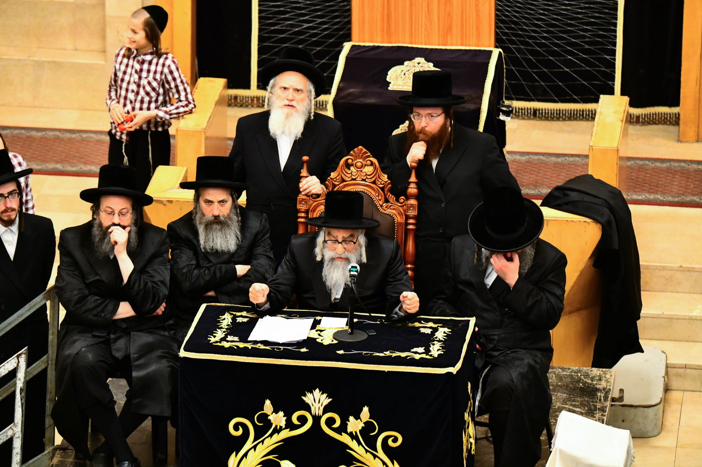 האדמו"ר מויז'ניץ מונסי בשיחת הכנה לפני העליה לציון
