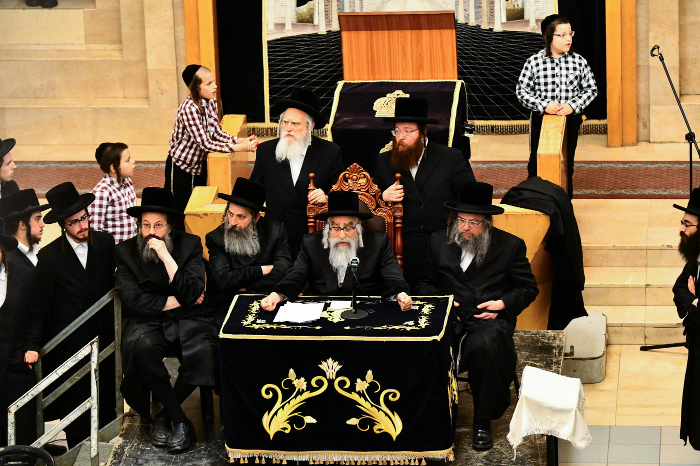 האדמו"ר מויז'ניץ מונסי בשיחת הכנה לפני העליה לציון