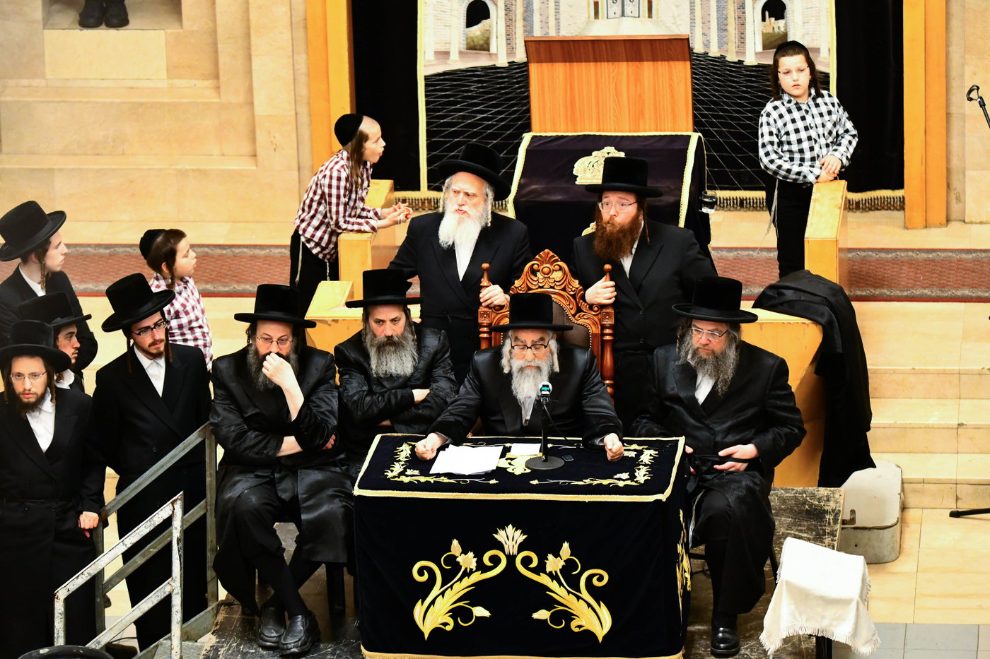 האדמו"ר מויז'ניץ מונסי בשיחת הכנה לפני העליה לציון