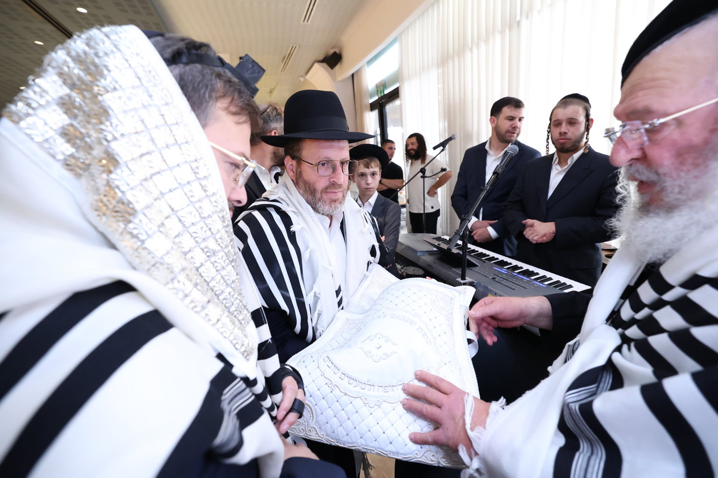שמחת הברית לבנו של הסופר ואיש התקשורת שלמה קוק