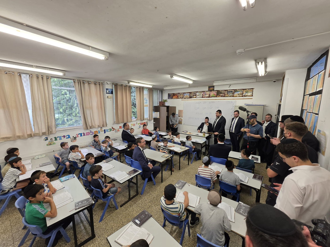 הרצוג פתח שנה בתלמודי התורה החרדיים והצטרף ללימוד גמרא | צפו