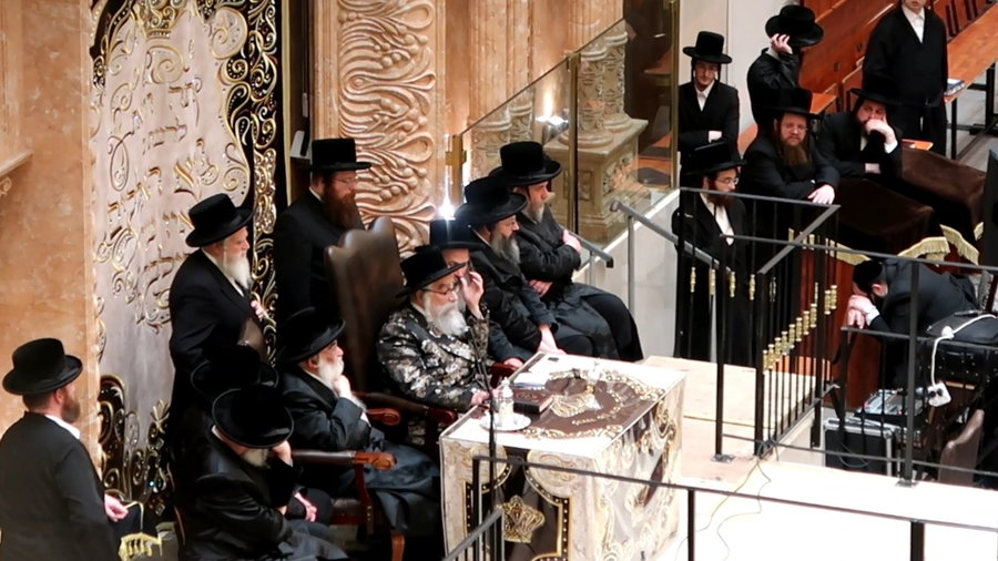 האדמו"ר מויז'ניץ מונסי בשיחה בביהמ"ד הגדול ויז'ניץ