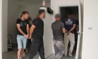 החשוד הסתובב בבהלה עם ידיים למעלה: "תוריד את החולצה" | צפו
