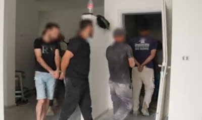 החשוד הסתובב בבהלה עם ידיים למעלה: "תוריד את החולצה" | צפו