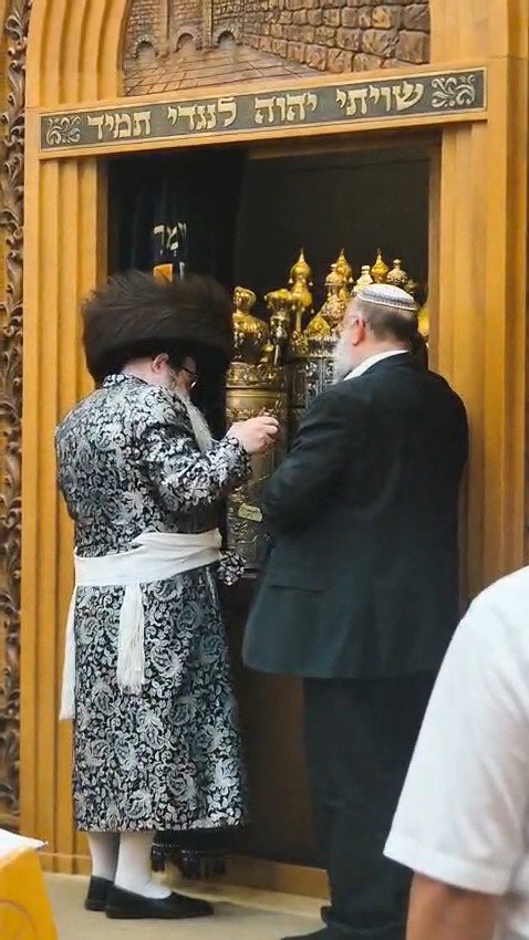 האדמו"ר מנדבורנה אלעד בסליחות