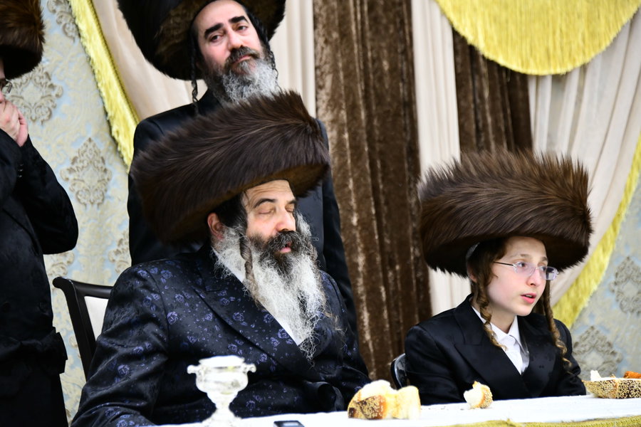 הבן המז'יניק | כך חגגו בזוטשקא את השמחה הגדולה של האדמו"ר