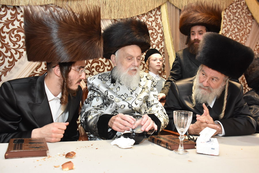 לראשונה בחייו; גאב"ד יבניאל עטה בגדי לבן כמנהג האדמו"רים