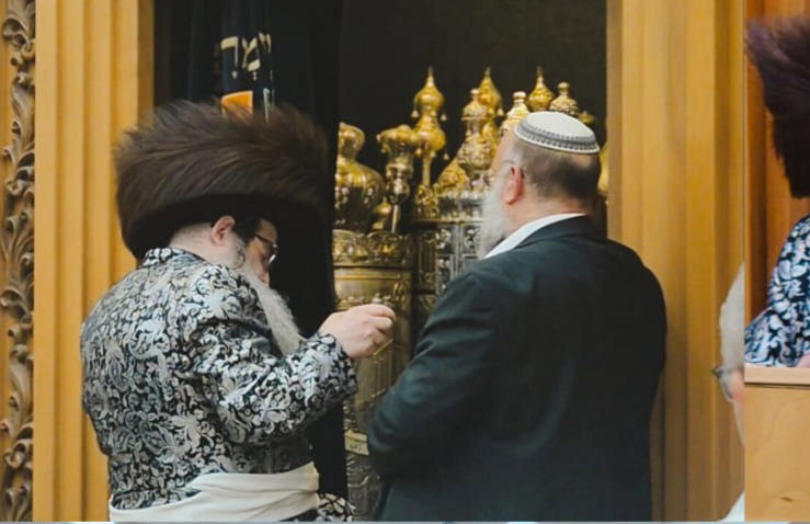תיעוד מ'משכנות נריה'; הרבי החסידי תקע בשופר בסליחות הספרדיות