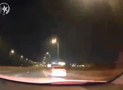 תיעוד סוער: ברחו מהרכב לשדה החשוך והתחבאו בשיח, שוטרים שלפו אותם