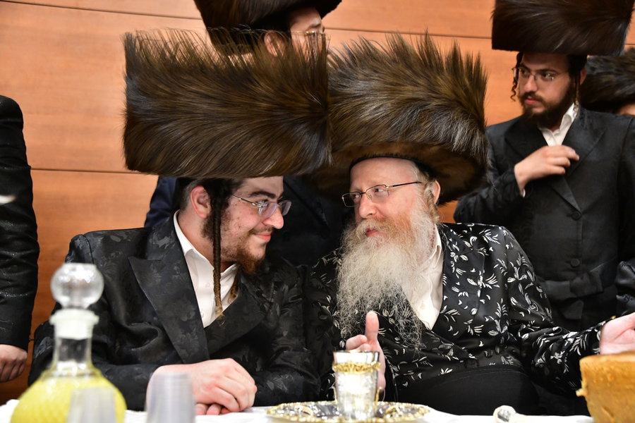 שמחה בחצר; ה'הויז בחור' התחתן, הרבי הופיע, ערך 'לחיים' ופצח במחול נלהב