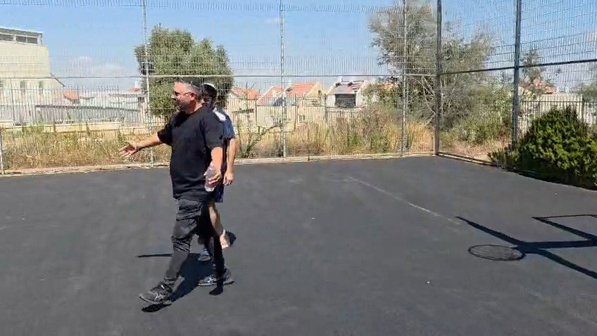 אחיו של הלל בועט את הכדור