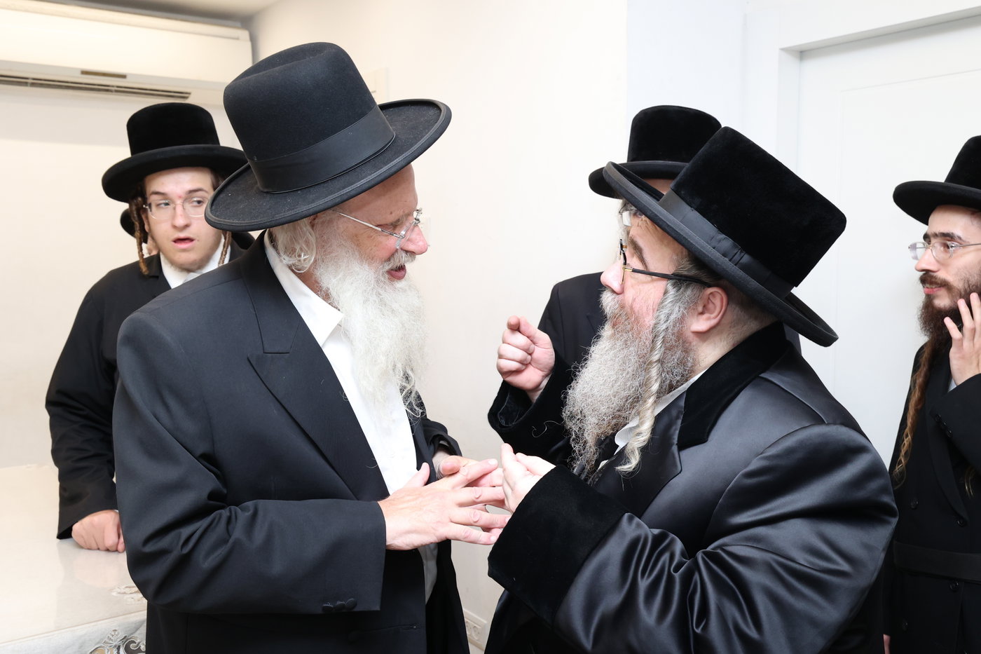 האדמו"ר מזידיטשוב ווערצקי בביקור אצל הגר"מ שטרנבוך