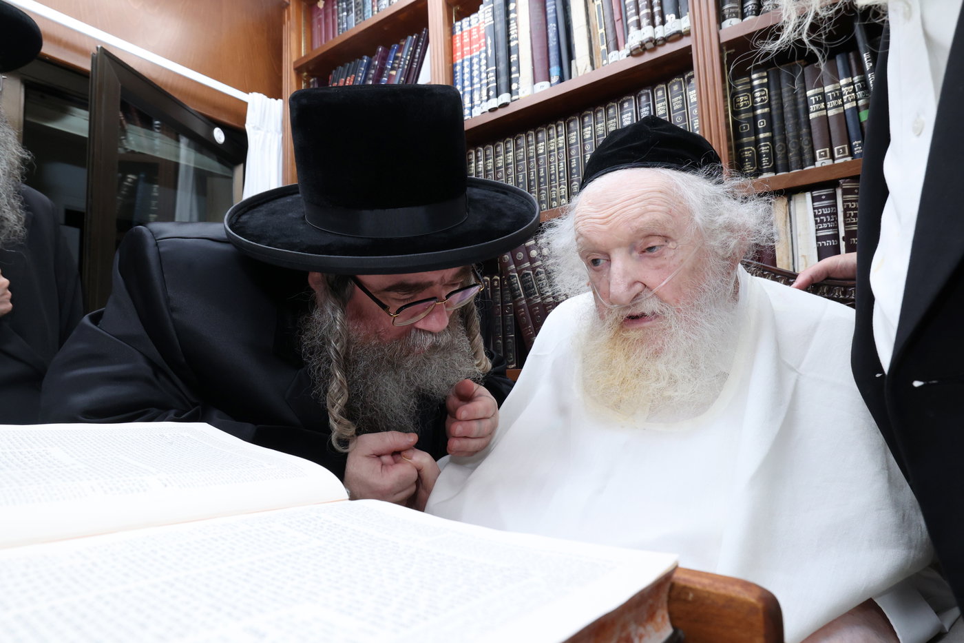 האדמו"ר מזידיטשוב ווערצקי בביקור אצל הגר"מ שטרנבוך