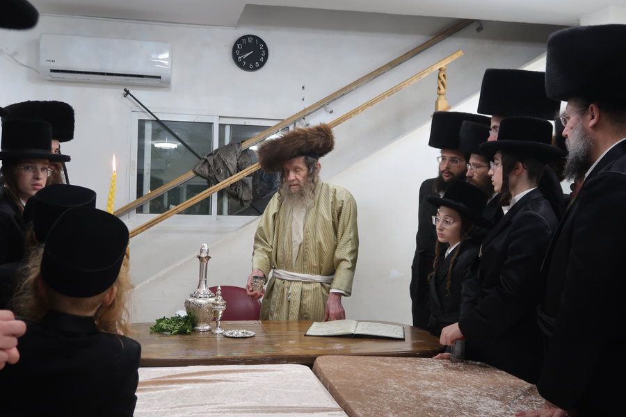כמנהג קמאי | החסידים הצטופפו לחזות בקיפול הטלית של השרף בערד