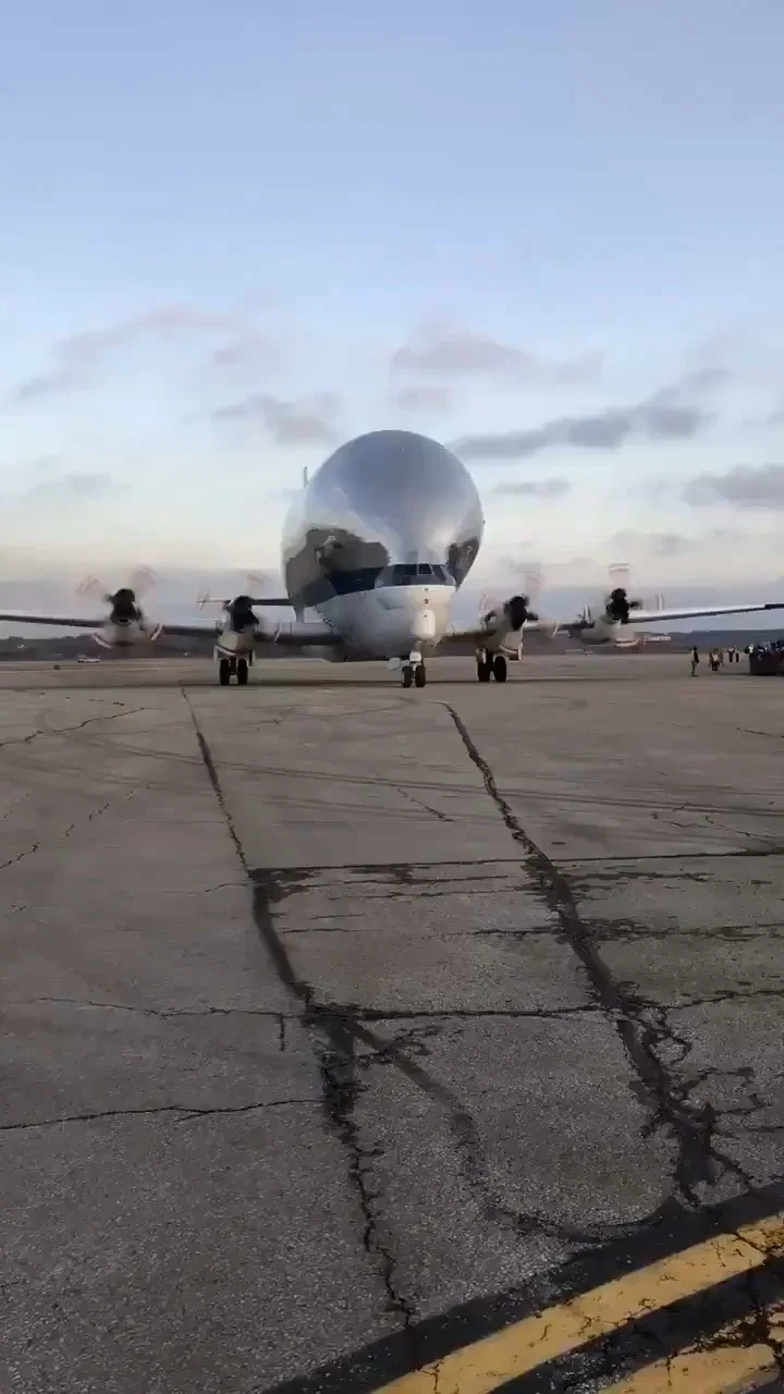 לווייתן עם כנפיים: המטוס שבולע את טילי הירח של נאס"א 