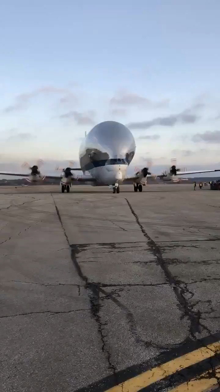 לווייתן עם כנפיים: המטוס שהוביל את טילי הירח של נאס"א