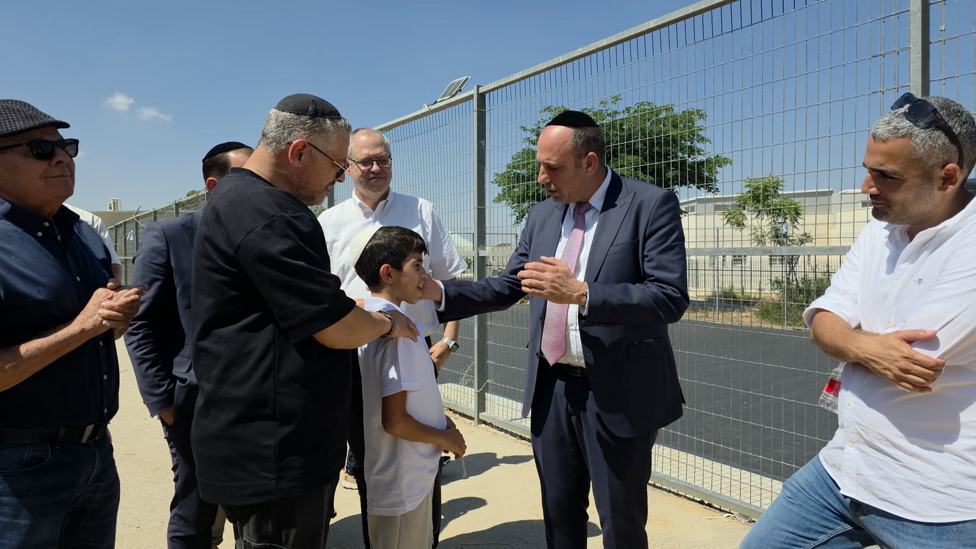 פתיחת המגרש