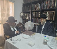 יו"ר 'דגל התורה' ח"כ משה גפני במעונו של חבר המועצת הגר"א פילץ, היום