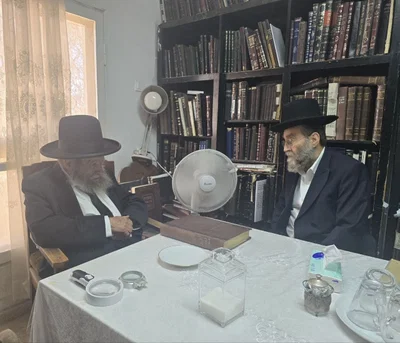 יו"ר 'דגל התורה' ח"כ משה גפני במעונו של חבר המועצת הגר"א פילץ, היום