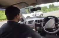 לעיני הנוסע הנדהם: "הטסלה הפקיסטנית" התנגשה בניידת בשידור חי