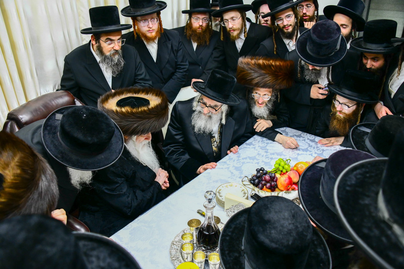 האדמו"ר מויז'ניץ מונסי בביקור אצל האדמו"ר ממכנובקא בעלזא