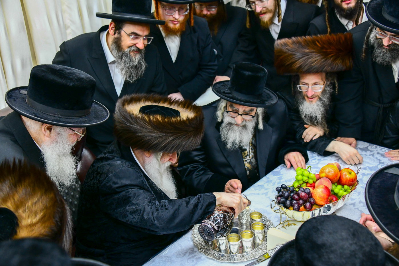 האדמו"ר מויז'ניץ מונסי בביקור אצל האדמו"ר ממכנובקא בעלזא