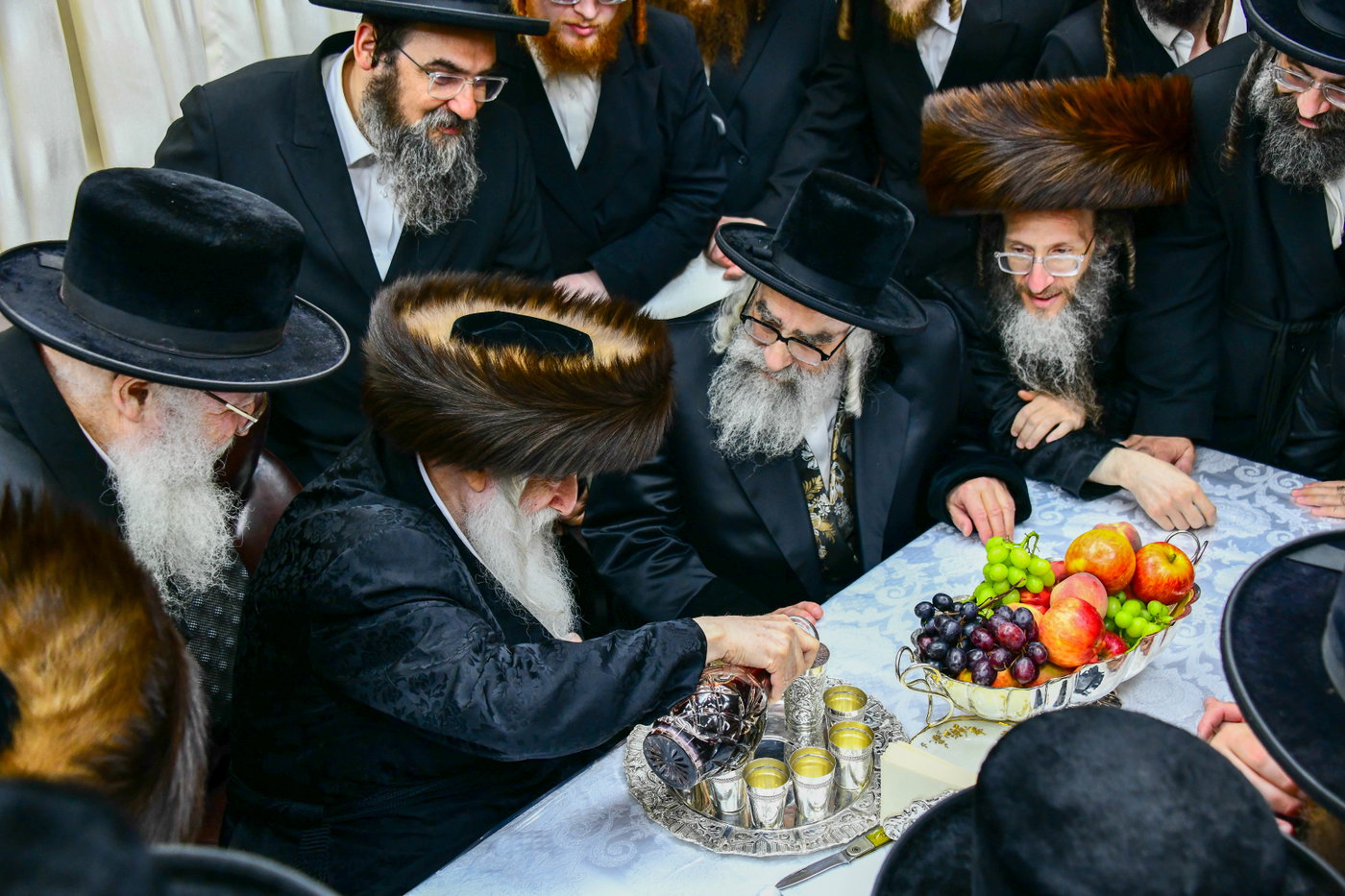האדמו"ר מויז'ניץ מונסי בביקור אצל האדמו"ר ממכנובקא בעלזא