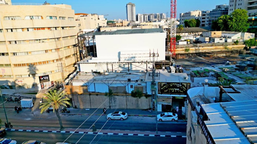 עם חזרתו משווייץ: האדמו"ר מויז'ניץ חנך את הרחבת בית המדרש הגדול הזמני