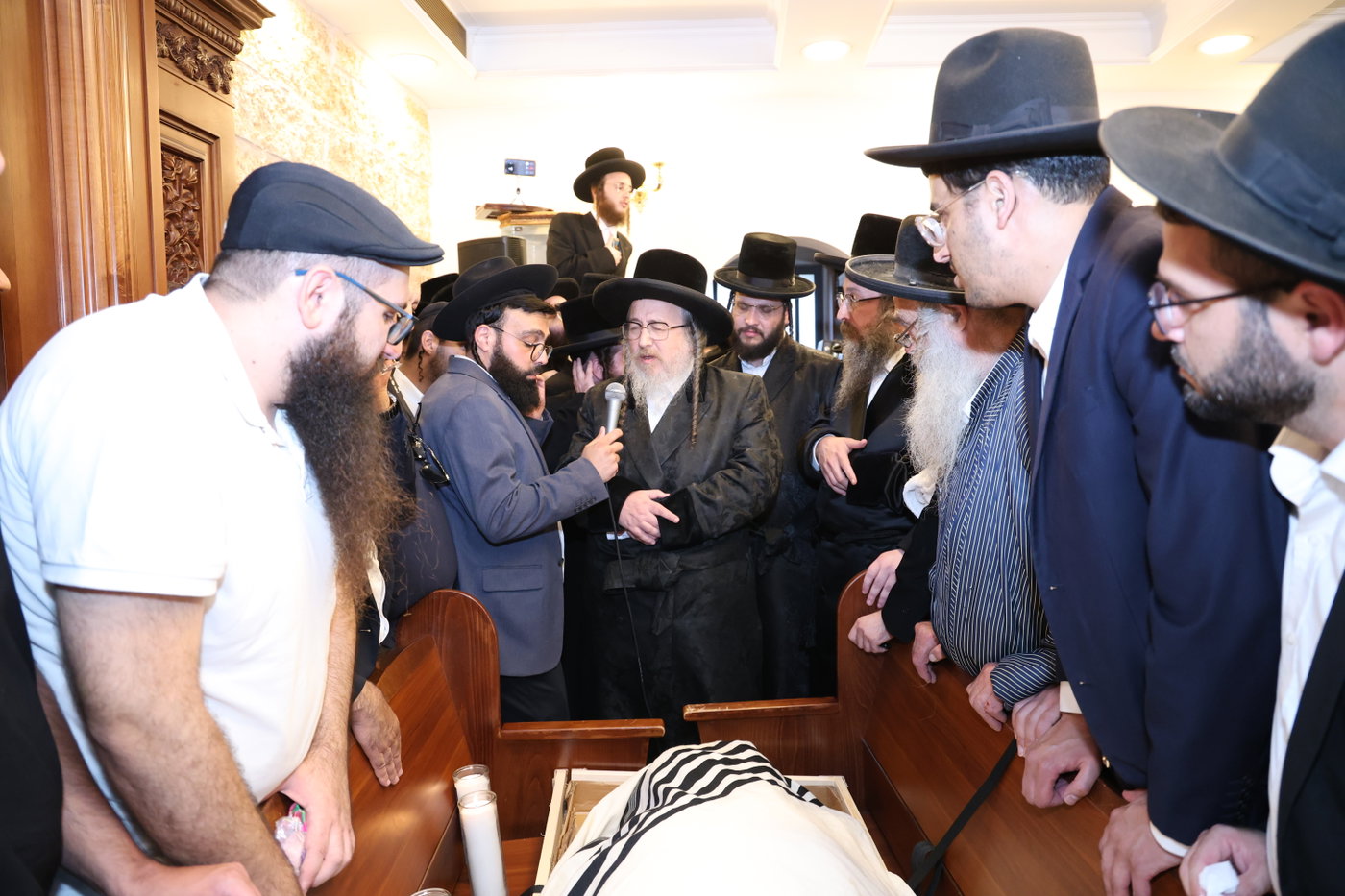 הלוויית האדמו"ר מביאלה אוסטרובא זצ"ל