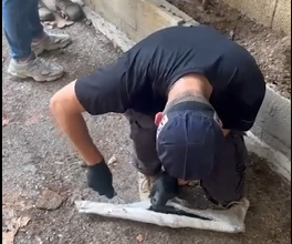 עטוף בנייר כסף קבור באדמה: קלאצ'ניקוב הוסלק בערוגה