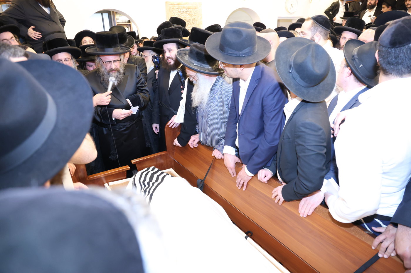 הלוויית האדמו"ר מביאלה אוסטרובא זצ"ל