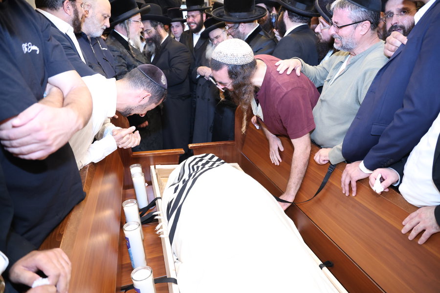 תיעוד דומע; התלמידים מהציונות הדתית מיאנו להנחם על מיטת רבם ומורם זצ"ל