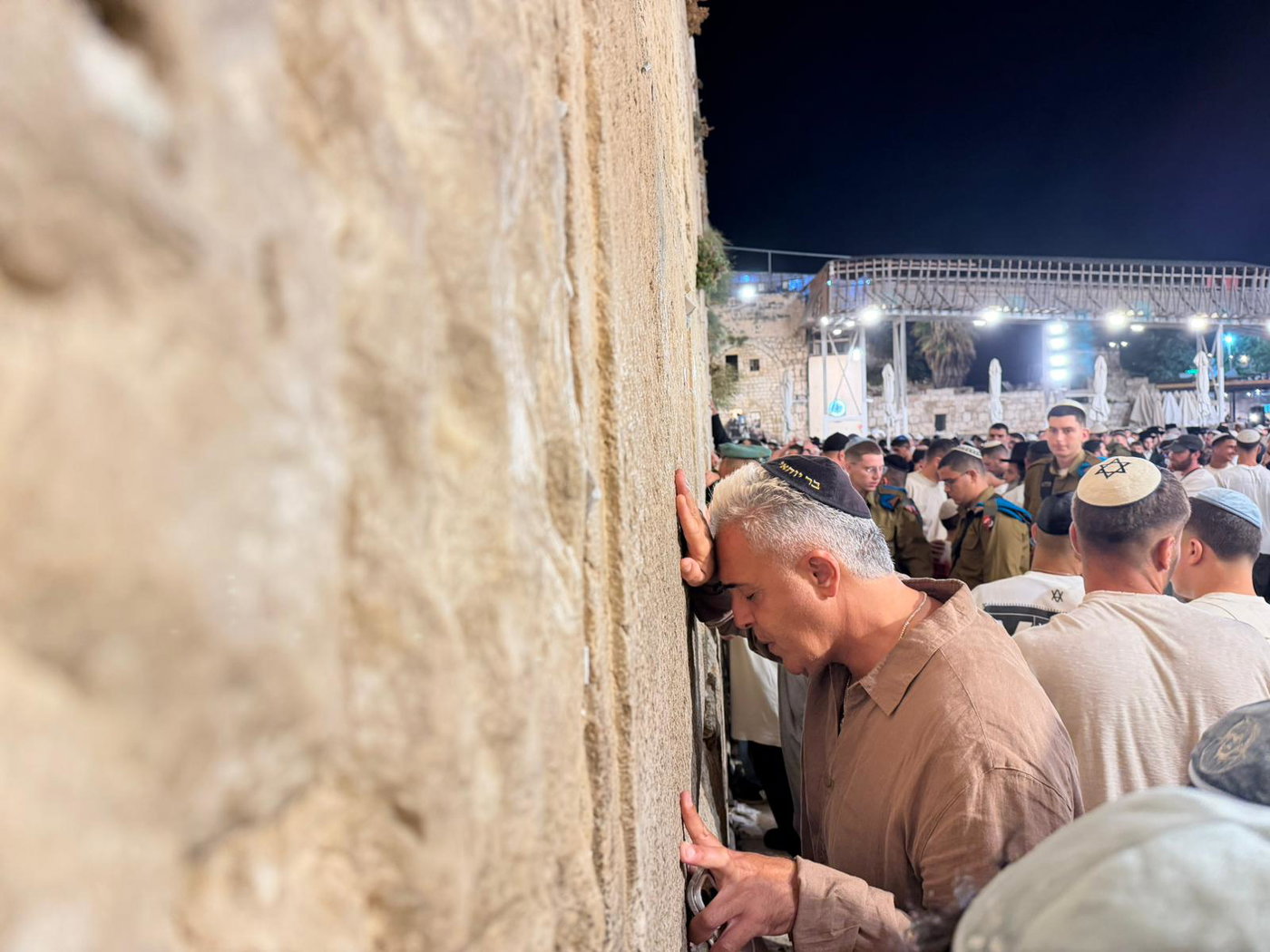 קובי פרץ וכוכבי בית"ר ירושלים בסליחות בחצות הלילה בכותל המערבי