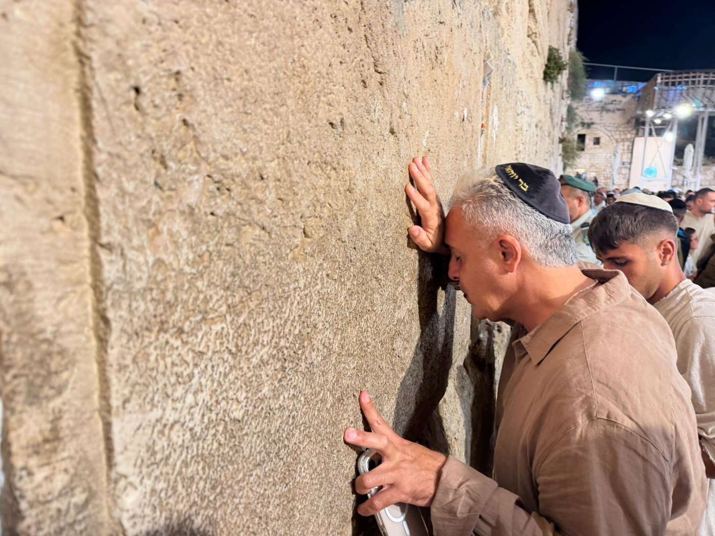 קובי פרץ וכוכבי בית"ר ירושלים בסליחות בחצות הלילה בכותל המערבי