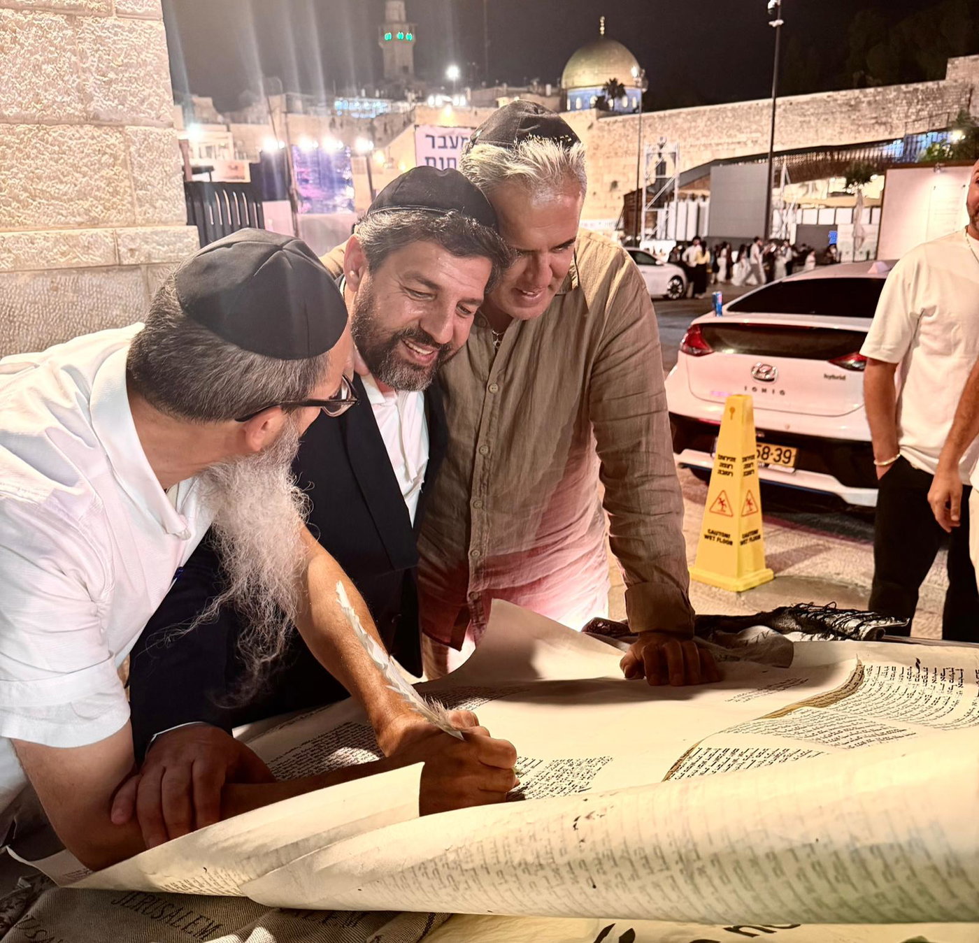 קובי פרץ וכוכבי בית"ר ירושלים בסליחות בחצות הלילה בכותל המערבי