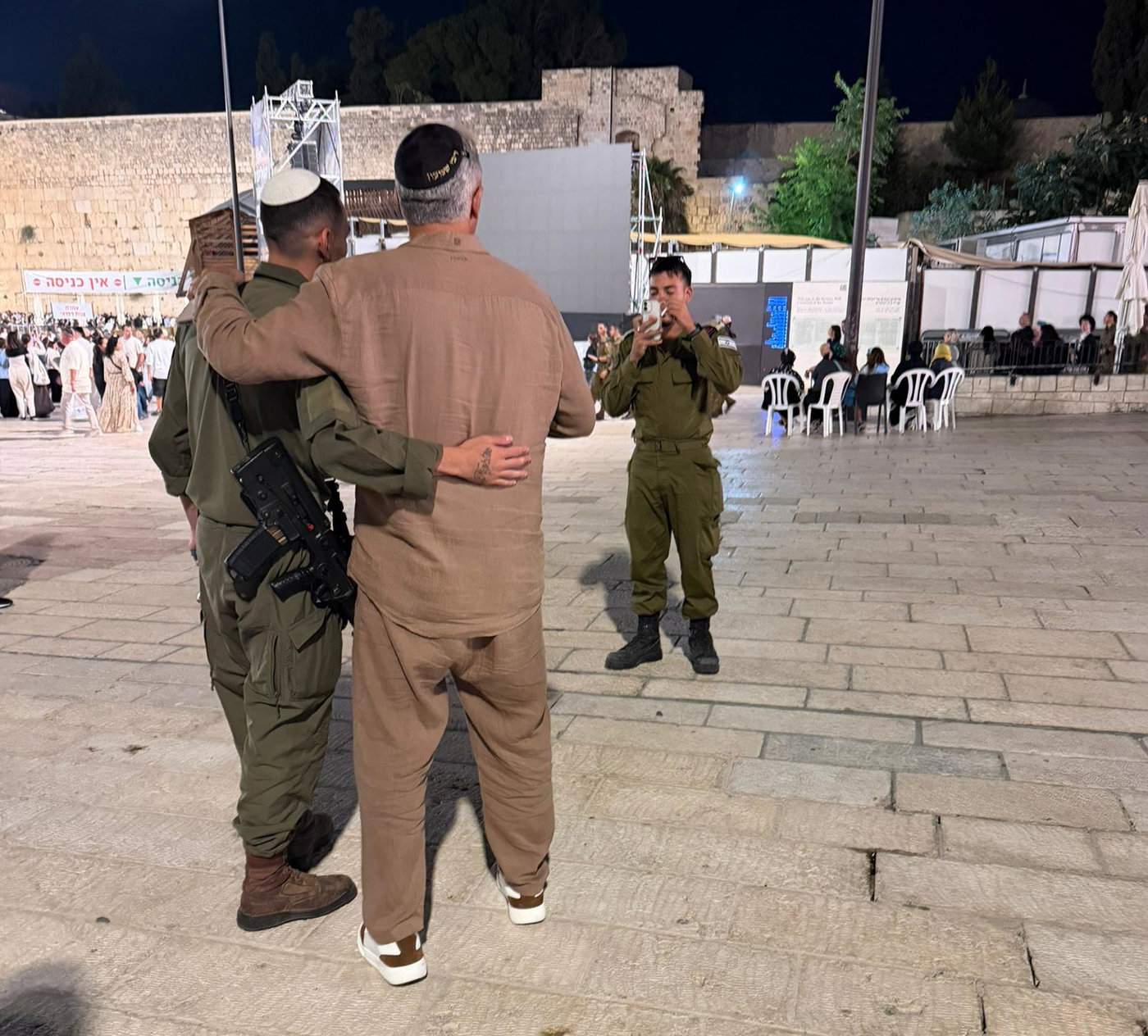 קובי פרץ וכוכבי בית"ר ירושלים בסליחות בחצות הלילה בכותל המערבי