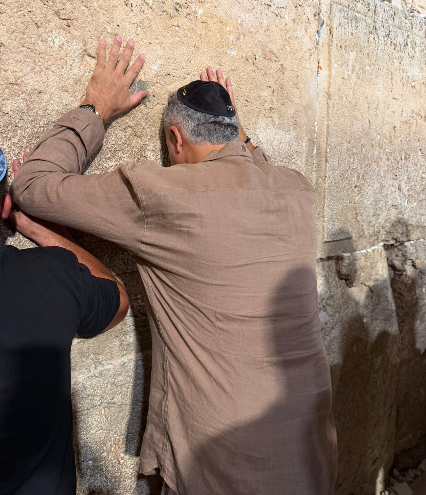 קובי פרץ וכוכבי בית"ר ירושלים בסליחות בחצות הלילה בכותל המערבי