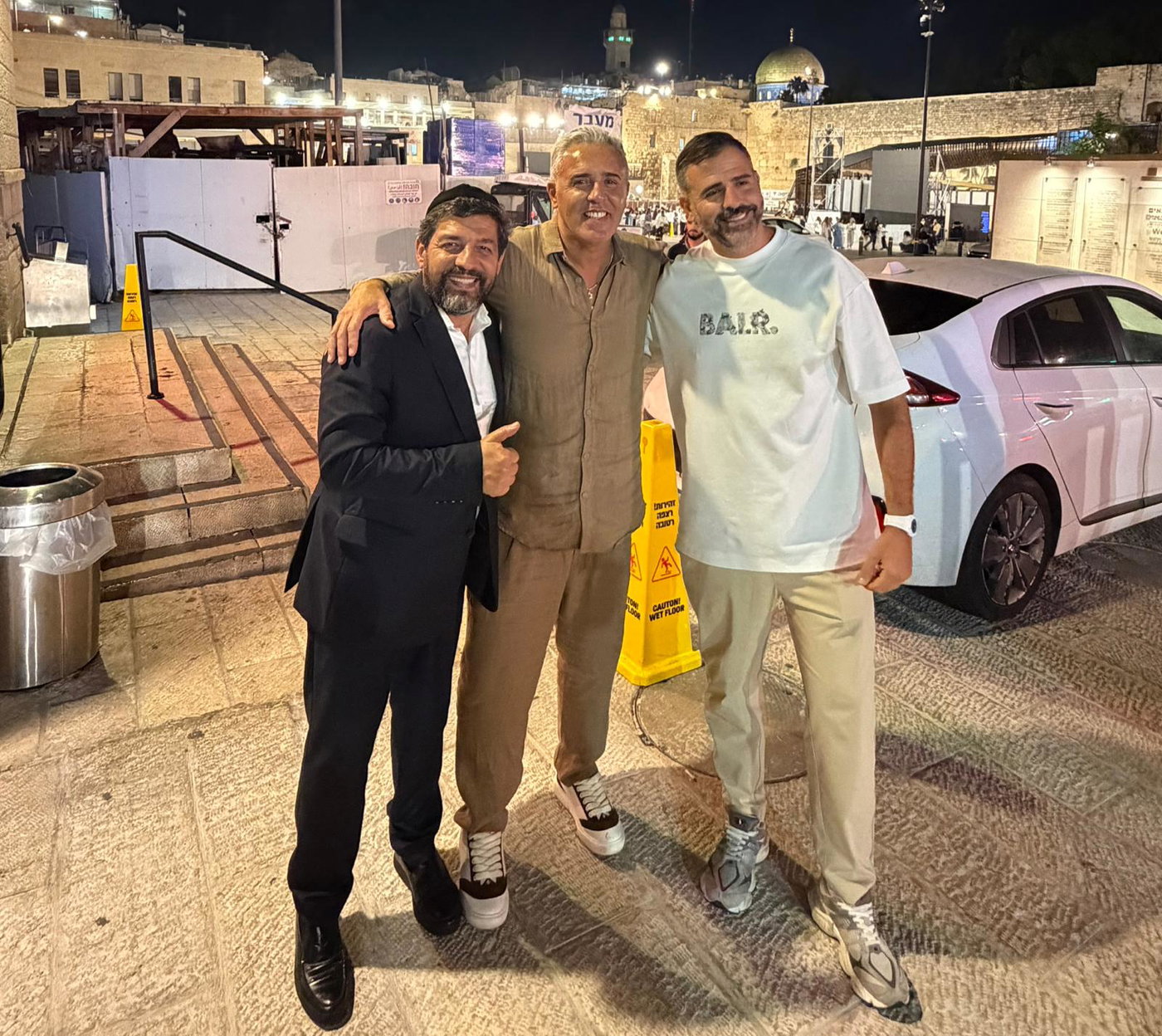 קובי פרץ וכוכבי בית"ר ירושלים בסליחות בחצות הלילה בכותל המערבי