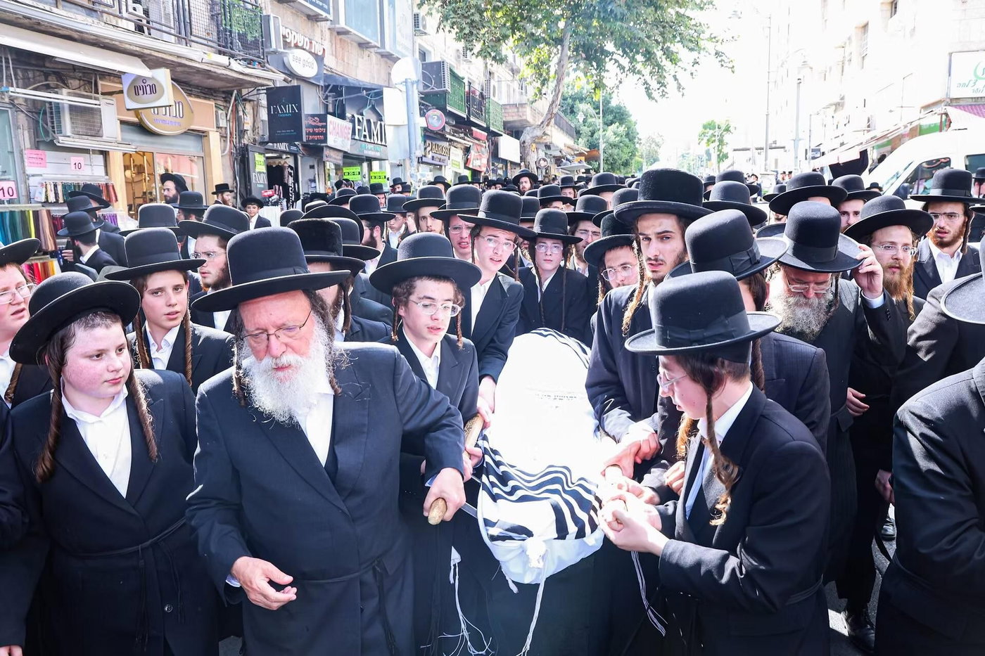 מסע הלוויית האדמו"ר מקומרנא מנהטן זצ"ל