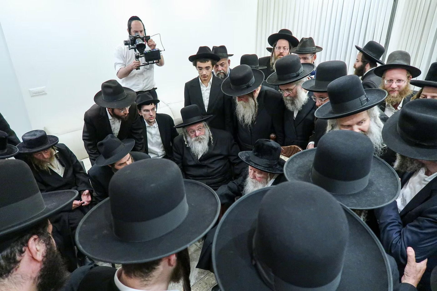 האדמו"ר מגור בניחום אבלים