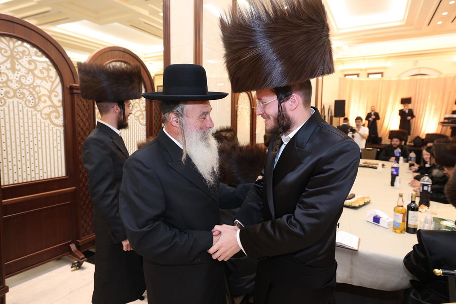 איש העשייה התחתן, המונים נהרו לשמחה והרבי מביאלה העניק דורון | צפו בתיעוד