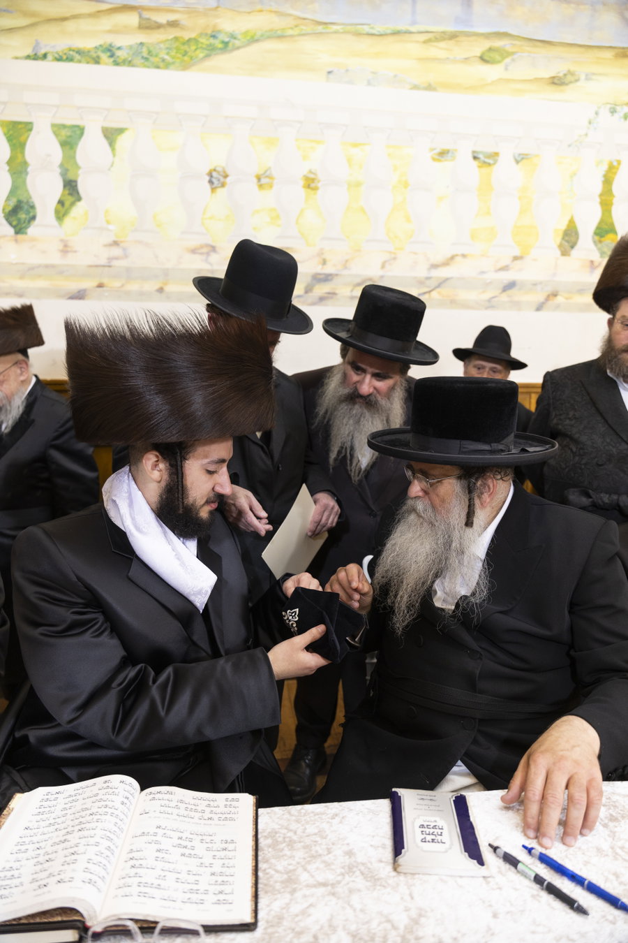 החסידים עלזו בבלגיה; הרבי מרמינוב השיא את בנו באנטווערפן | צפו בגלריה