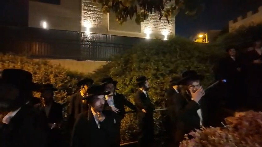 מהמהומות במקום