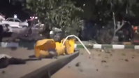 "יא חוסיין!" | רכב פרץ לתוך המון תומך משטר באיראן - כך זה נראה דקות אחרי