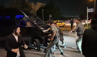 עימותים אלימים במקום: מחאה מול ביתו של ניצב שמואלי נגד גל המעצרים | צפו