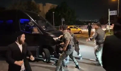 עימותים אלימים במקום: מחאה מול ביתו של ניצב במשטרה נגד גל המעצרים | צפו
